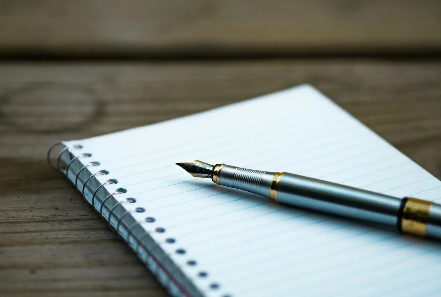 Foto von [Aaron Burden](https://unsplash.com/de/@aaronburden?utm_source=unsplash&utm_medium=referral&utm_content=creditCopyText) auf [Unsplash](https://unsplash.com/de/fotos/fullfederhalter-auf-spiralbuch-xG8IQMqMITM?utm_source=unsplash&utm_medium=referral&utm_content=creditCopyText)