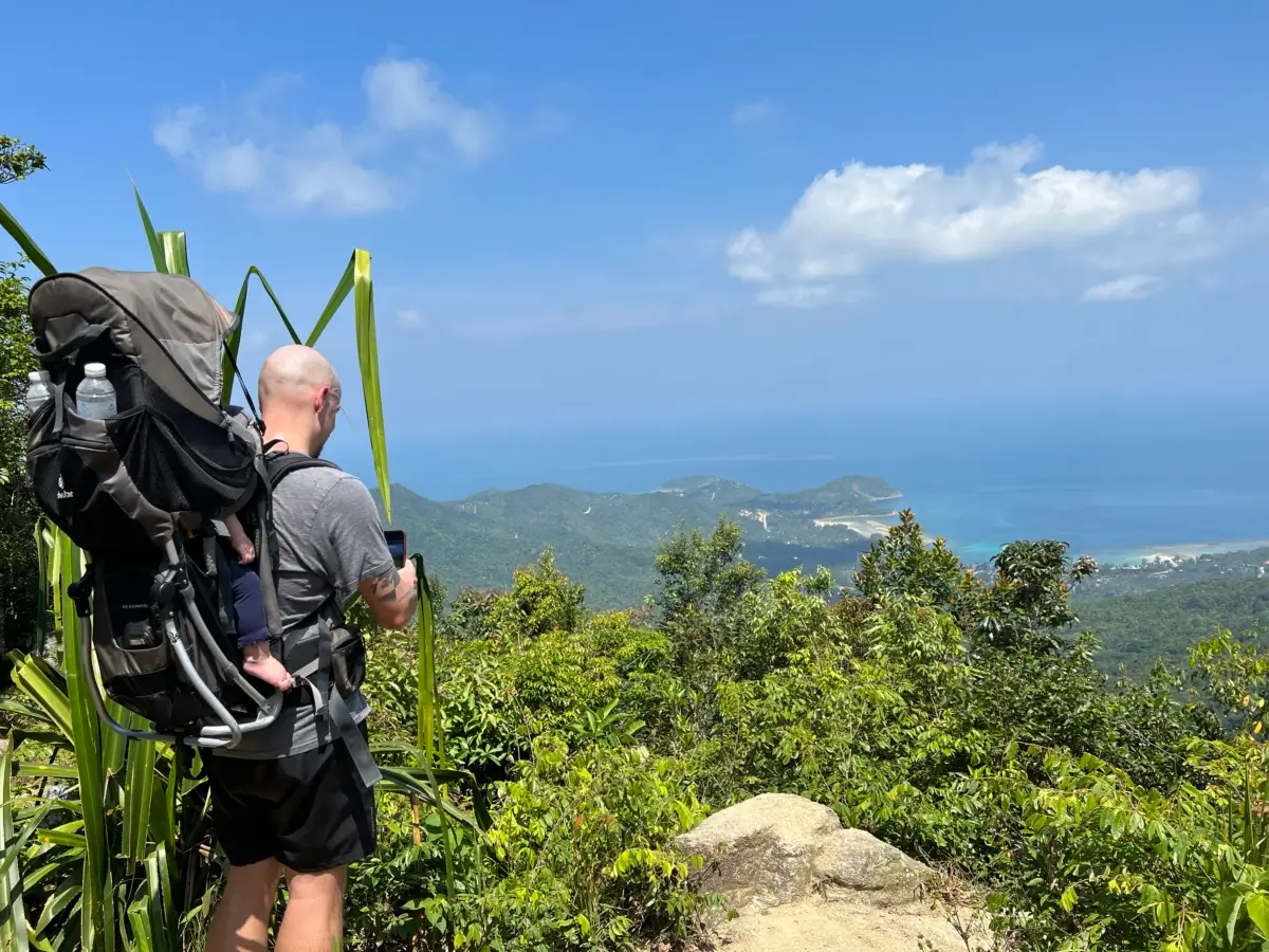 Ich auf dem Khao Ra mit Kraxe. Für ein Foto nutze ich das iPhone, die Kamera ist in der Kraxe verstaut.